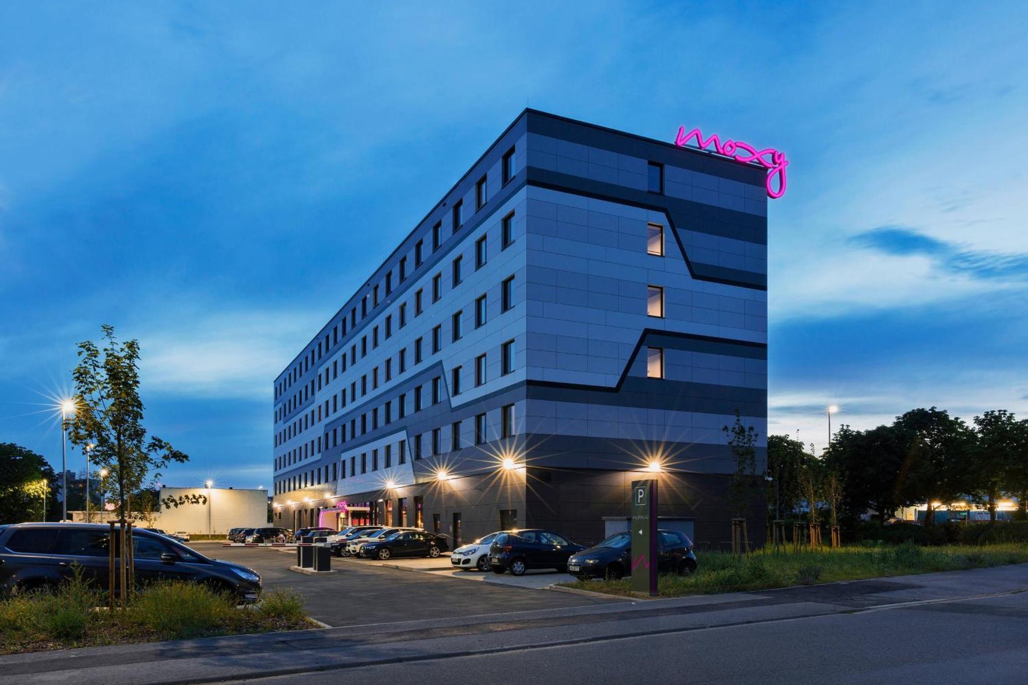 Отель Moxy Frankfurt Airport Кельстербах Экстерьер фото